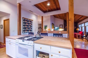 Family Apartment, 3 Bedrooms | Private kitchen | Fridge, microwave, oven, stovetop - Malheur 10 (Bend)