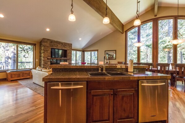 Familie appartement, 6 slaapkamers | Privékeuken | Een koelkast, een magnetron, een oven, een kookplaat