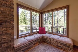 Familie appartement, 6 slaapkamers | Woonkamer | Een flatscreentelevisie en een dvd-speler