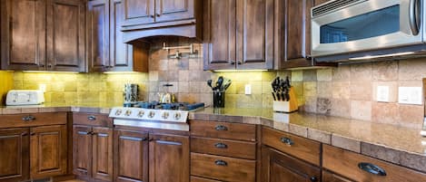 家庭公寓, 6 間臥室 | 私人廚房 | 電冰箱、微波爐、烤箱、爐台