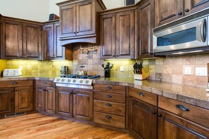 Familie appartement, 6 slaapkamers | Privékeuken | Een koelkast, een magnetron, een oven, een kookplaat