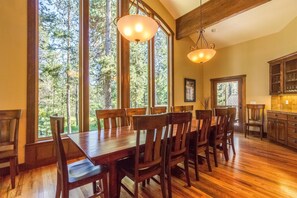 Family Apartment, 6 Bedrooms | In-room dining - Malheur 5 (Bend)