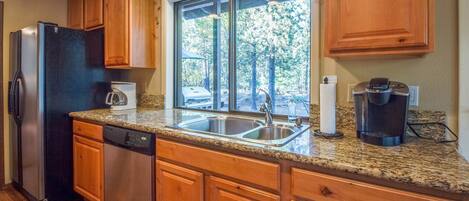 Family Apartment, 5 Bedrooms | Private kitchen | Fridge, microwave, stovetop, dishwasher