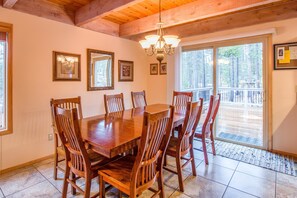 Familienapartment, 4 Schlafzimmer | Essbereich im Zimmer