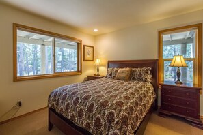 Family Apartment, 3 Bedrooms | 3 bedrooms, free WiFi, bed sheets - Mt Rose 11 (Bend)