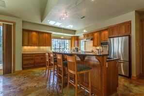 Family Apartment, 5 Bedrooms | Private kitchen | Fridge, microwave, stovetop, dishwasher