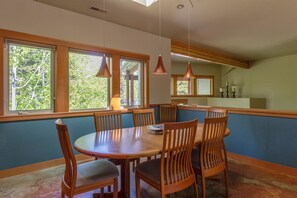 In-room dining - Mt Rose 9 (Bend)