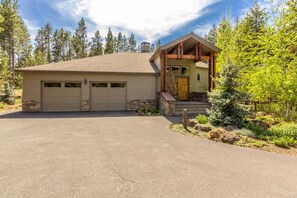 Family Apartment, 5 Bedrooms | Front of property