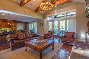 Family Apartment, 6 Bedrooms | Living area - Mulligan 5 (Bend)