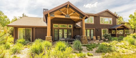 Family Apartment, 6 Bedrooms | Front of property