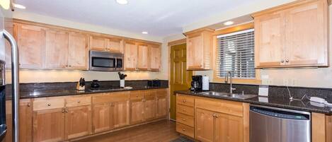 Family Apartment, 5 Bedrooms | Private kitchen