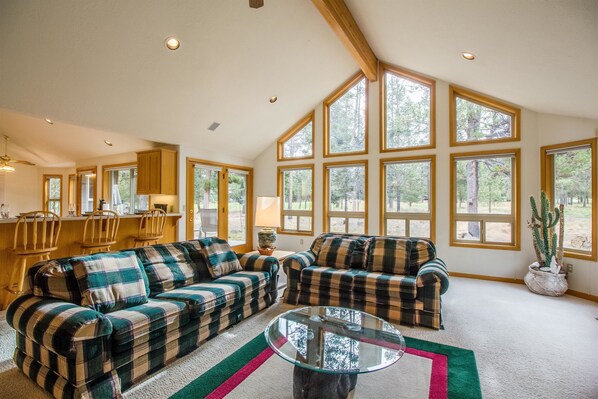 Family Apartment, 4 Bedrooms | Living area