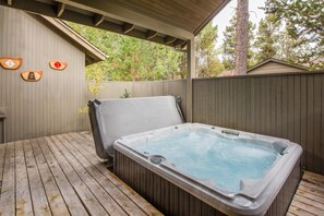 Family Apartment, 4 Bedrooms | Outdoor spa tub - Nine Iron 17 (Bend)
