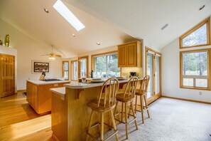 Family Apartment, 4 Bedrooms | Private kitchen