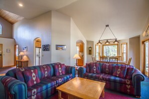 Appartement familial, 3 chambres | Salle de séjour | Lecteur de DVD