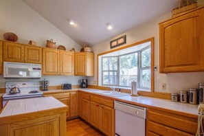 家庭公寓, 3 間臥室 | 私人廚房 | 電冰箱、微波爐、烤箱、爐台