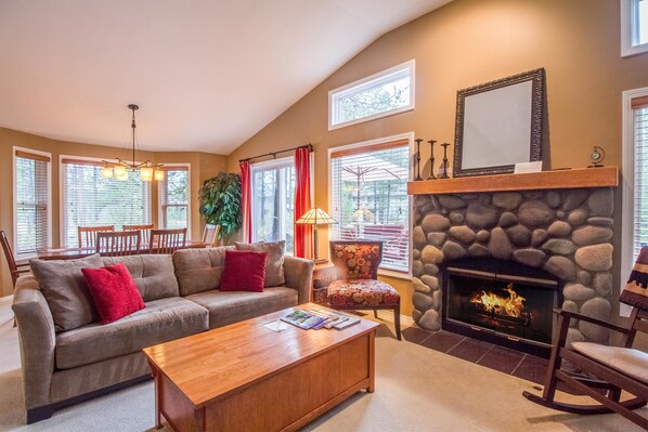 家庭公寓, 3 間臥室 | 起居區 | 電視、壁爐、 DVD 播放機、乒乓球