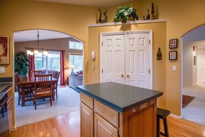 Appartement familial, 3 chambres | Cuisine privée | Réfrigérateur, four à micro-ondes, surface de cuisson, lave-vaisselle