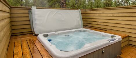 ファミリー アパートメント 3 ベッドルーム | 屋外スパ浴槽