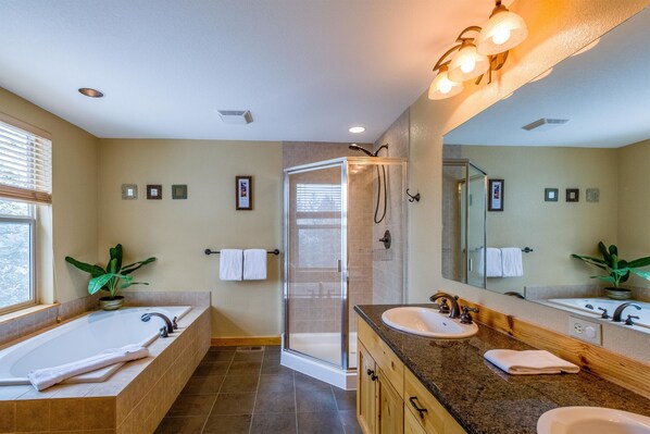 Appartement Familial, 4 chambres | Salle de bain | SĂšche-cheveux