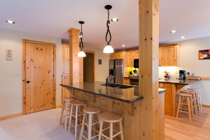 Departamento familiar, 4 habitaciones | Cocina privada | Refrigerador, microondas, parrilla de estufa y lavavajillas