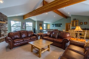 Appartement Familial, 4 chambres | Coin séjour | Télévision, cheminée, lecteur de DVD
