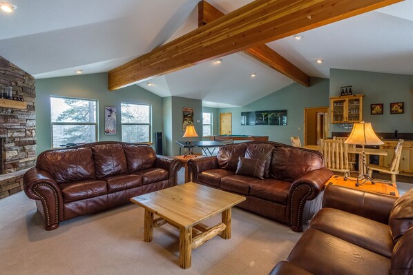 Departamento familiar, 4 habitaciones | Área de sala de estar | Televisión, chimenea y reproductor de DVD