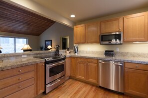 Family Apartment, 3 Bedrooms | Private kitchen | Fridge, microwave, coffee/tea maker - Pioneer 7 (Bend)
