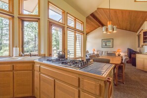 Family Apartment, 3 Bedrooms | Private kitchen | Fridge, microwave, coffee/tea maker - Playoff 3 (Bend)