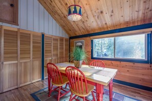 Family House, 2 Bedrooms | In-room dining