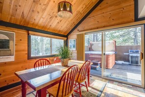 Family House, 2 Bedrooms | In-room dining