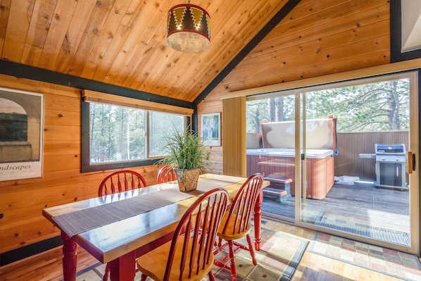 Family House, 2 Bedrooms | In-room dining