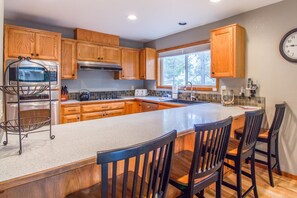 Family Apartment, 5 Bedrooms | Private kitchen | Fridge, microwave, oven, stovetop