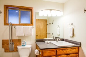 Family Apartment, 5 Bedrooms | Bathroom | Hair dryer - Puma 9 (Bend)