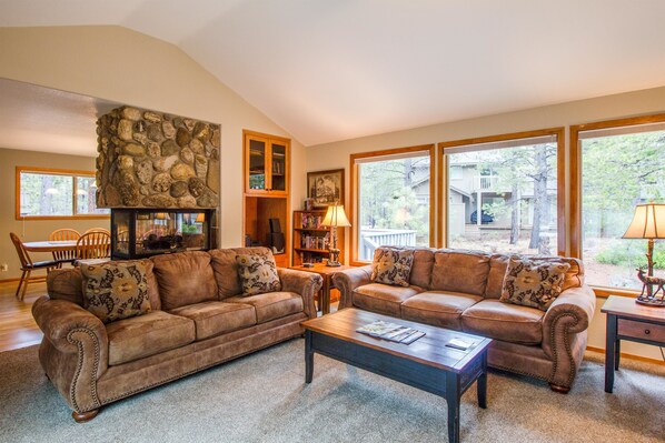 Family Apartment, 5 Bedrooms | Living area