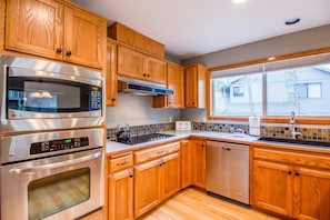 Family Apartment, 5 Bedrooms | Private kitchen