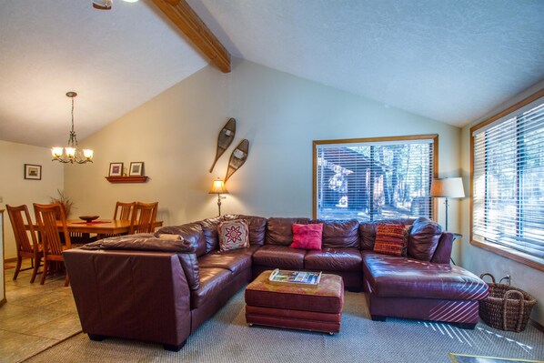 家庭公寓, 3 間臥室 | 起居區 | DVD 播放機