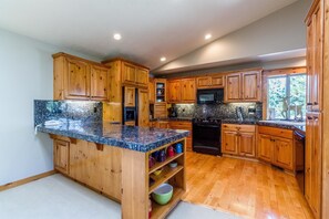 家庭公寓, 4 间卧室 | 私人厨房 | 冰箱、微波炉、炉灶、洗碗机