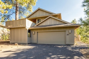 Family Apartment, 4 Bedrooms | Front of property