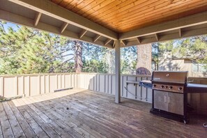Family Apartment, 4 Bedrooms | BBQ/picnic area
