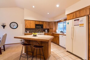 Apartamento família, 3 quartos | Cozinha privada | Geladeira, micro-ondas, cooktop, lava-louças