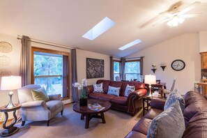 Family Apartment, 3 Bedrooms | Living area | TV, fireplace, DVD player, table tennis - Rager Mountain 13 (Bend)