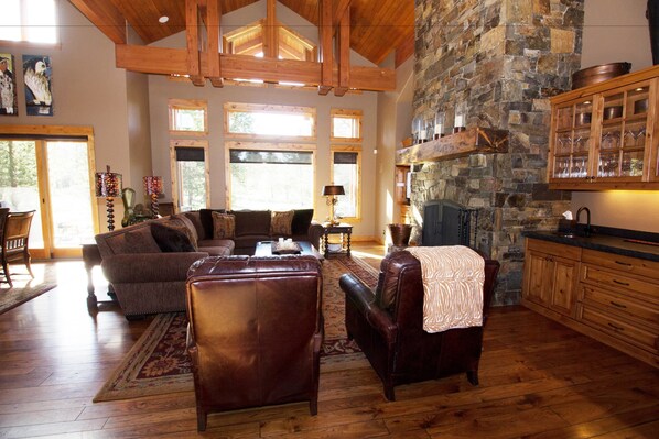 Family Apartment, 5 Bedrooms | Living area | DVD player - Raven Rock 56606 (Bend)