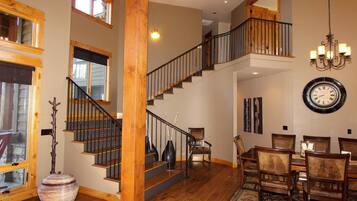 Family Apartment, 5 Bedrooms | Staircase