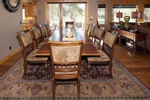 Family Apartment, 5 Bedrooms | In-room dining
