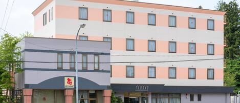 A hotel with a sign reading "HOTEL TAMANO" and a restaurant with a sign reading "RESTAURANT."