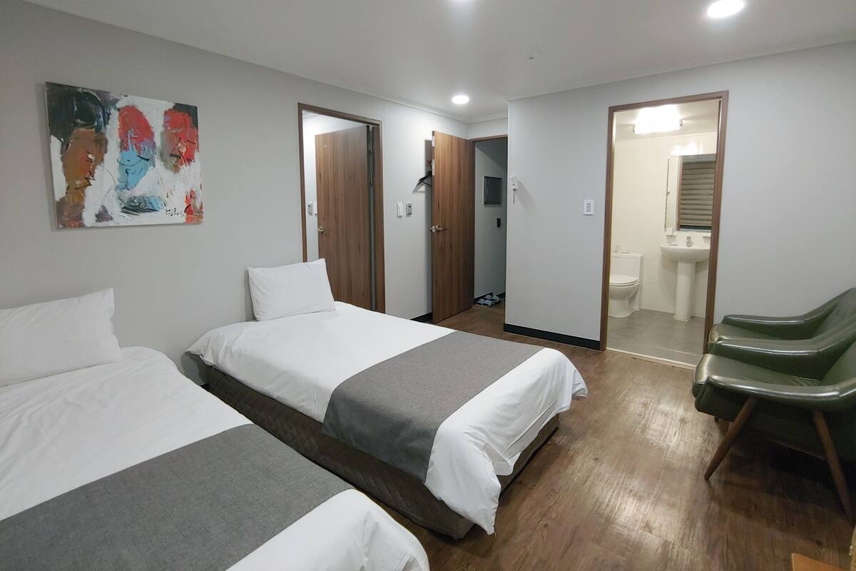 Suite | Premium bedding, soundproofing, iron/ironing board, free WiFi