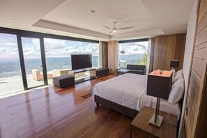 Minibar, safe på rommet, skrivebord og blendingsgardiner