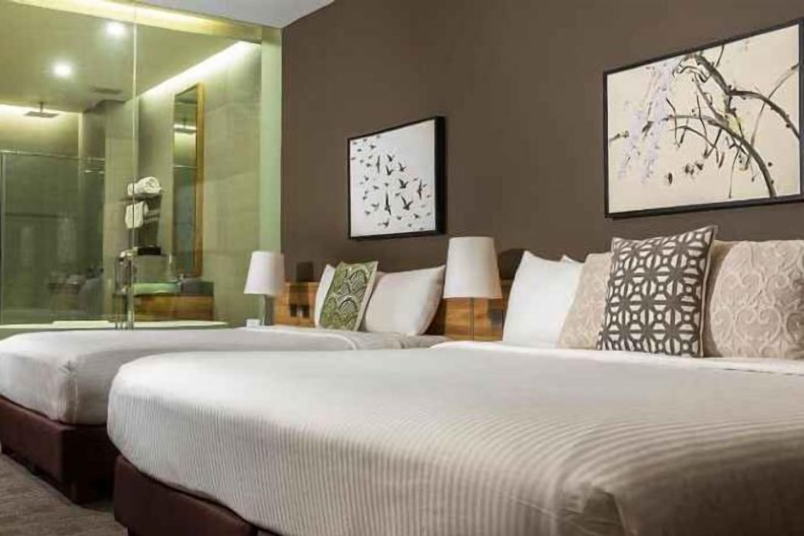 Minibar, safe på rommet, skrivebord og blendingsgardiner