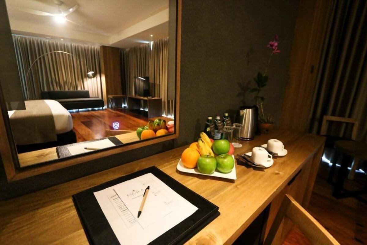 Minibar, caja de seguridad en la habitación y escritorio 